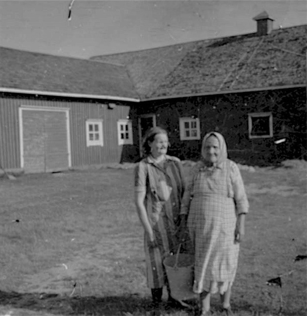 Pala-Hulda pratar med grannfrun Sanderas-Mina, som bodde på andra sidan landsvägen i "Strand-Erlands" lilla stuga.