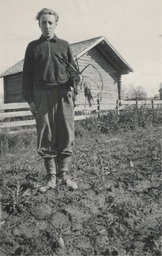 Ragnar Grindgårds visar upp en turnips som blivit angripen av senapsbaggen.