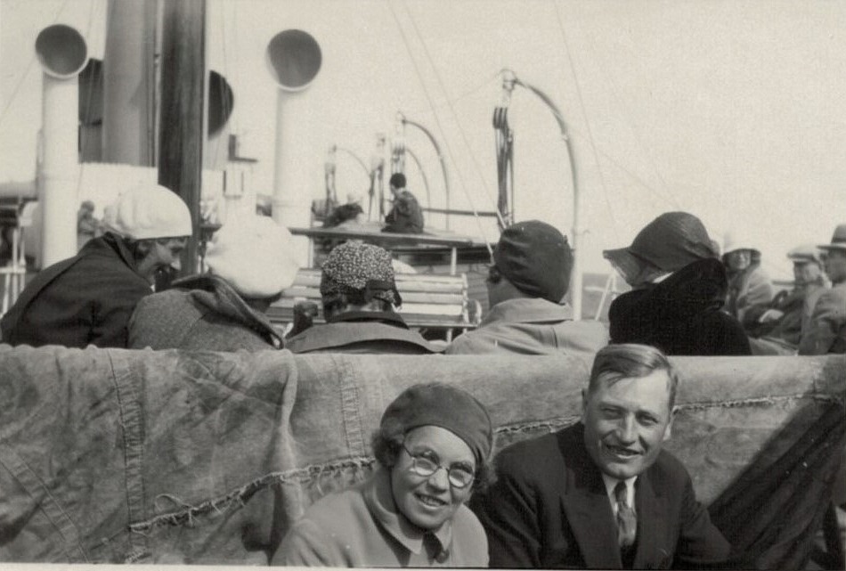 Selim Björses med okända klubbledare på en båt, troligen på väg till Sverige.