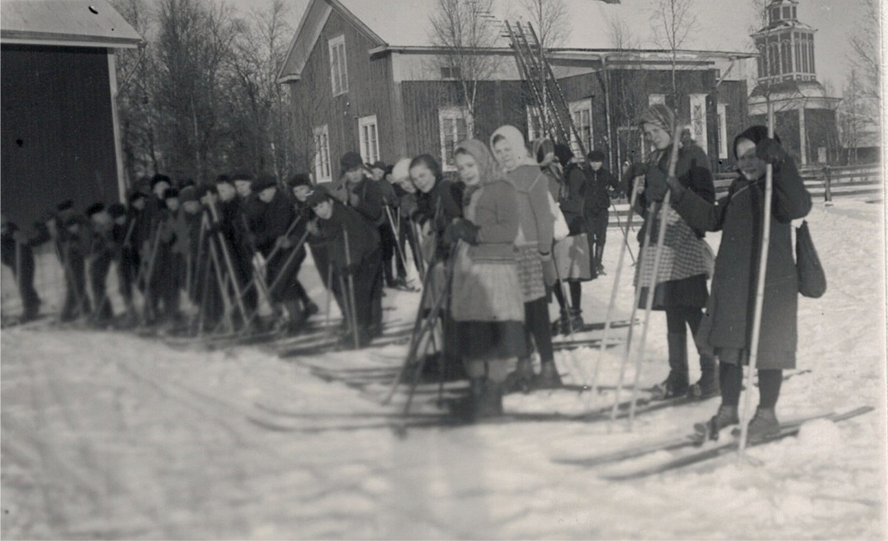 Södra skolans elever står klara för skidutfärd. Notera flickornas dåtida kläder.