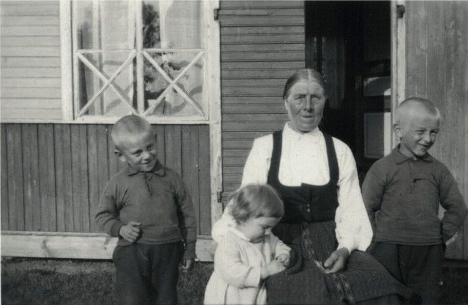 Storhannsu Manda med barnen Edgar, Erik och Torsten.
