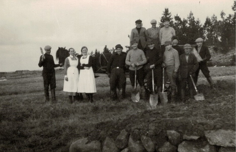 Talko på skjutbanan, från vänster okänd, Hilma Bergvik, Sofia Rosenback, okänd, Lennart Klåvus, okänd, Evert Ekman, okänd, Sigfrid Rosenback och Bruno Jossandt. I bakre raden står Artur Mannfolk, Arvid Hoxell och Gunnar Ingves.