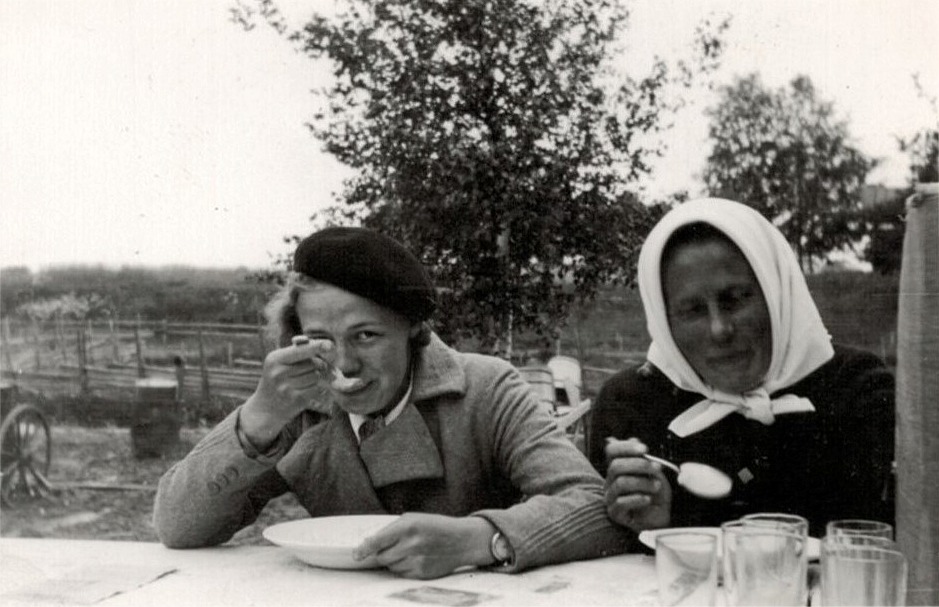Anna Ulfves till vänster och Hjördis Ingves tar för sig av soppan som serverades på utställningen.