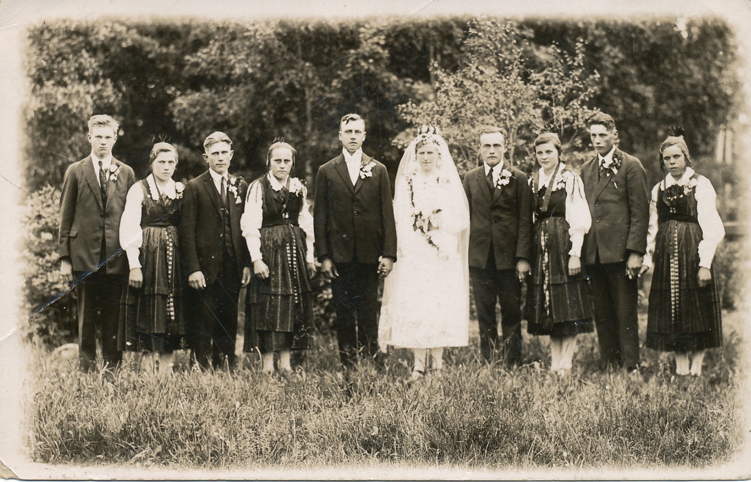 Bröllop hos Rosengren midsommaren 1927. Från vänster Bertel Åback, Märta Viklund, Jens Silvernagel, Amanda Rosengren, brudgummen Valdemar Rosengren och bruden Hilma Agnäs, Elmer Rosengren, Hilma Broberg, Elmer Nordberg och Jenny Sundholm.