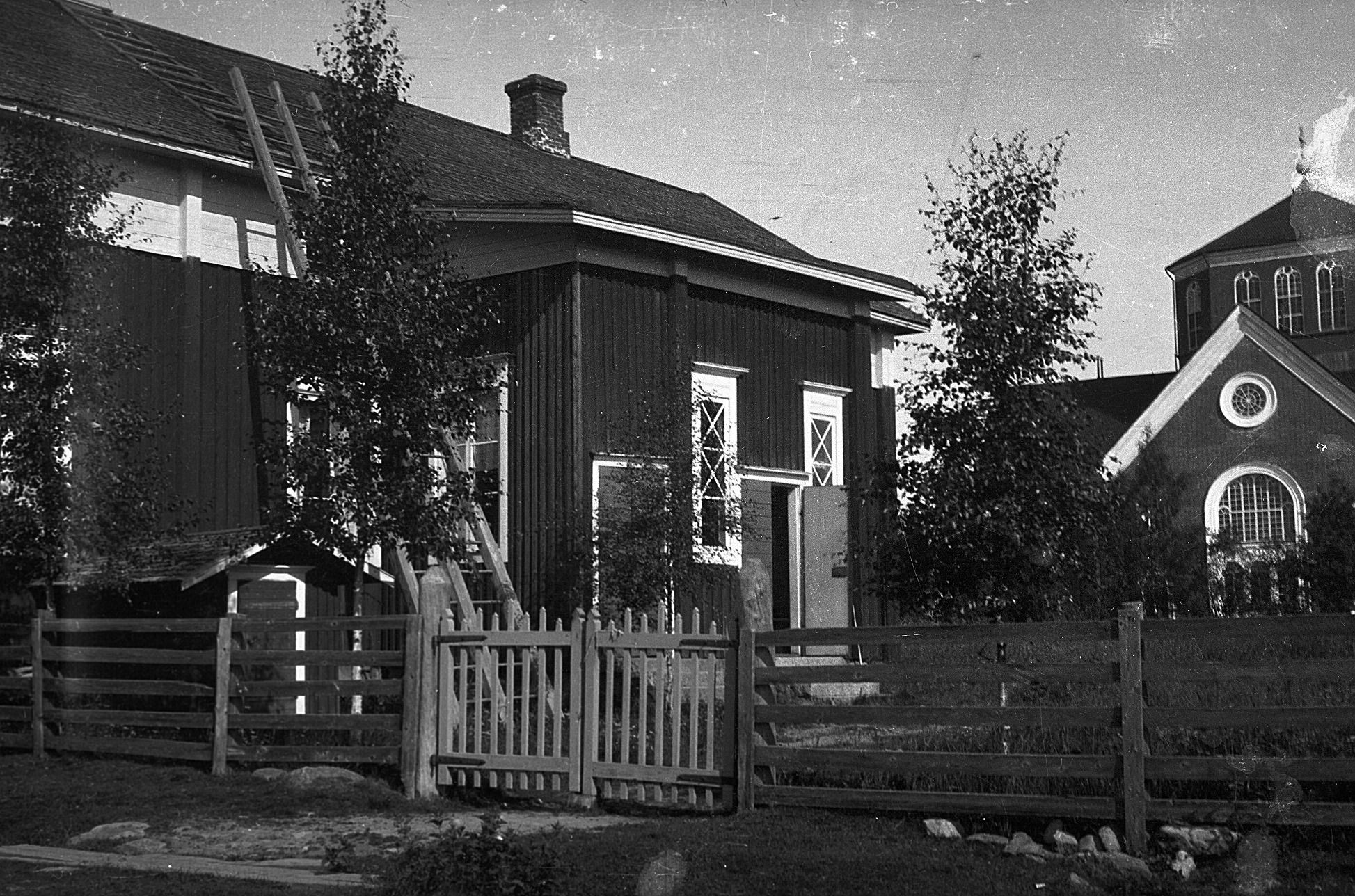 Lärargården som stod mellan södra folkskolan och kyrkan som syns till höger. Lärargården hade två bostäder, den i södra ändra för lärarinnan och i den norra bodde läraren Selim Björses.