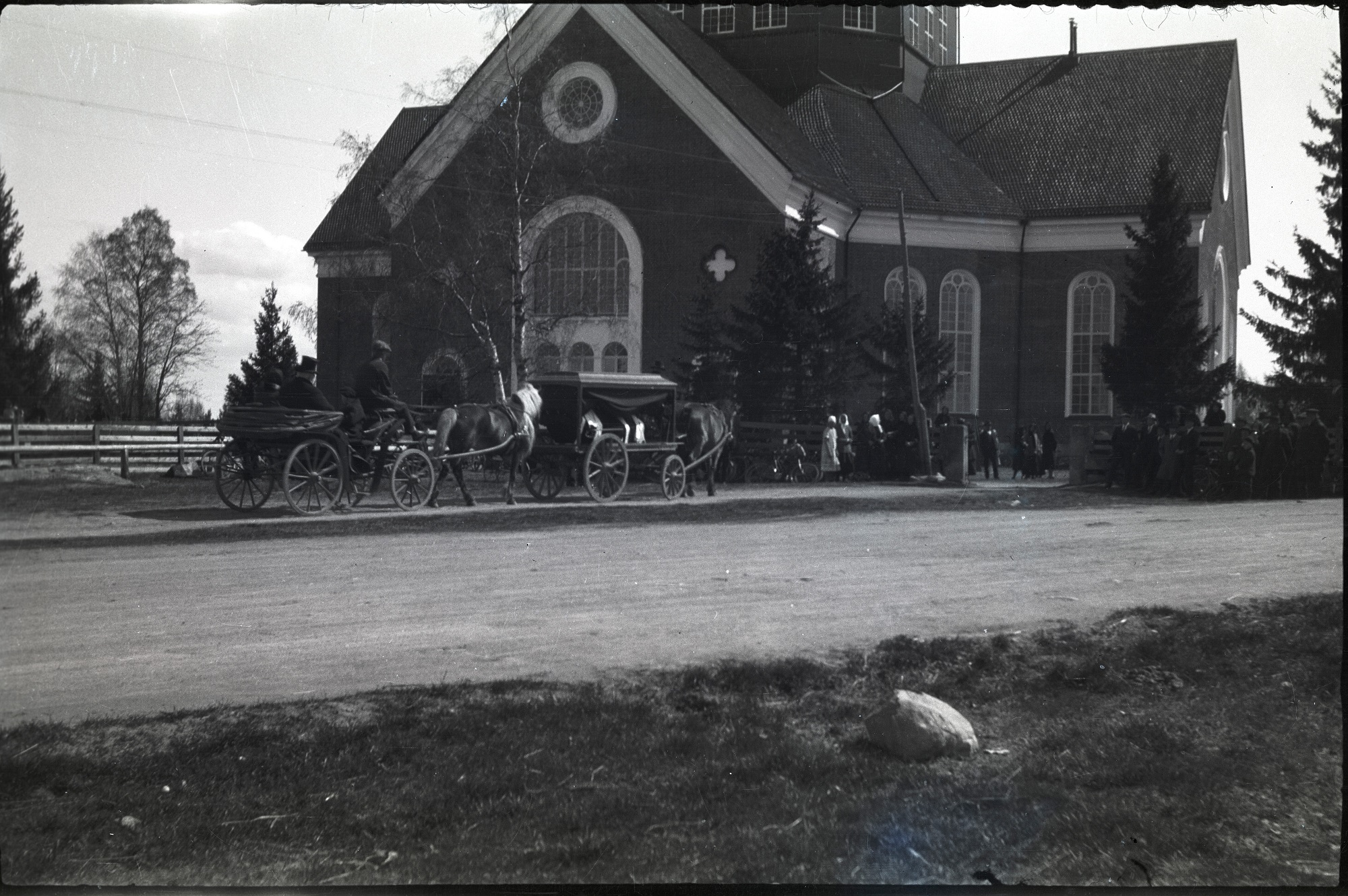 Prosten Lauréns begravning 1928. Likvagnen är en typisk sådan medan trillan som kör bakom är av en ovanligare sort. Längst till vänster syns bommarna där hästarna stod under gudstjänsterna.