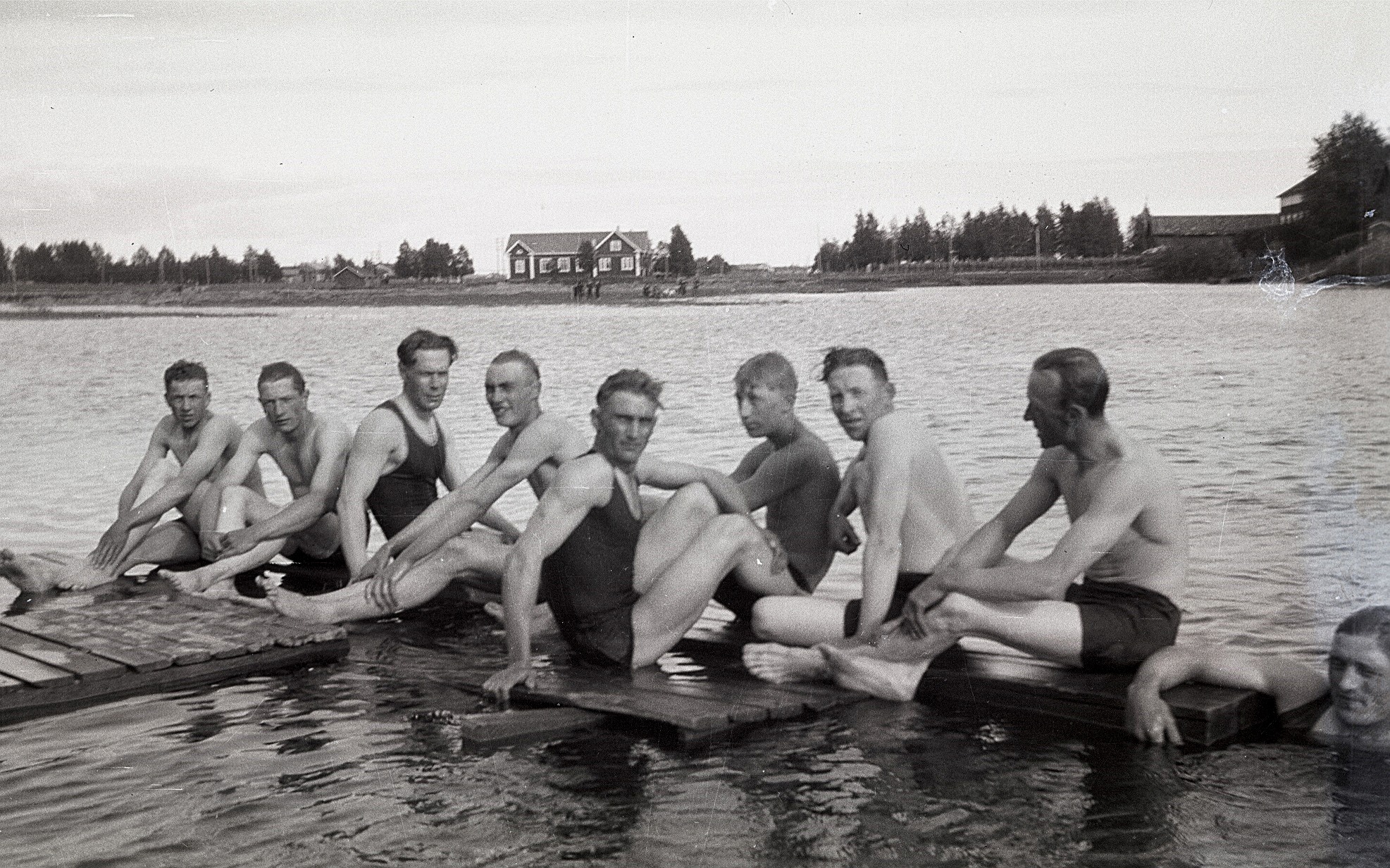 Vid simstationen på norra sidan fanns det en brygga 50 meter ut i ån och där sitter från vänster okänd, Lennart Björses, Lennart Agnäs, Bertel Åstrand, Albert Åstrand, Bruno Jossandt, okänd, okänd och i vattnet Lennart Storhannus.