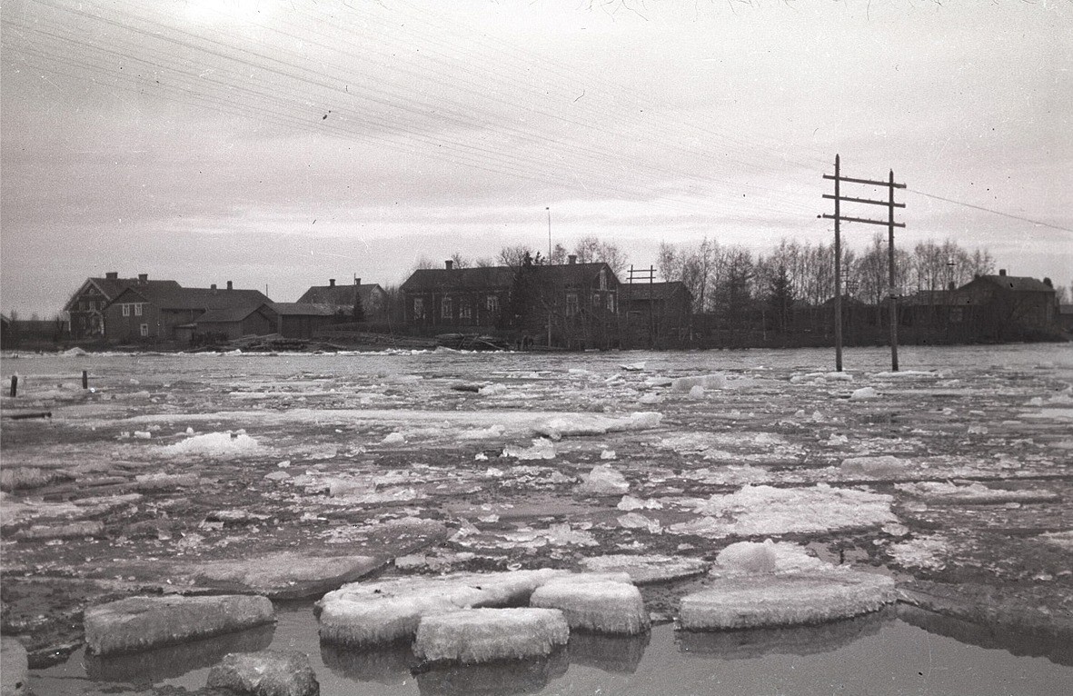 Islossningen 1931, i bakgrunden till vänster Helsingforsbanken, sedan Anton Stenmans gård, mitt i bild Molanders långa gård och till höger syns telefoncentralen.