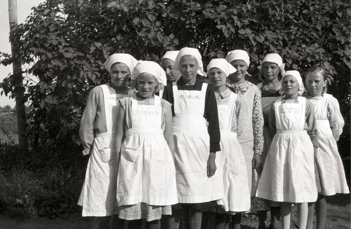 Klubbens flickor på kokkurs år 1931. Från vänster Svea Ekman, Göta Hannus, Aili Hellman, Gurli Lillsjö, Elin Rosenback, Edit Vesterlund, ledaren Elvi Lillträsk, Helga Bergström och Elsa Vesterlund.