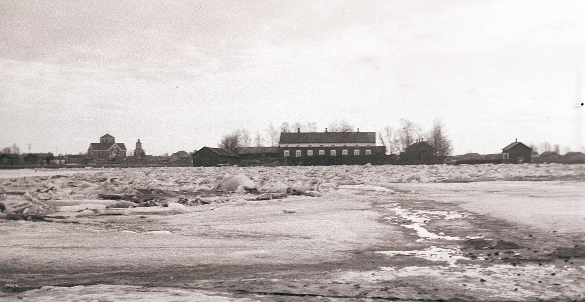 Vid islossningen brukade isen stoppa upp nedanför Stenmans och Helsingforsbanken och så här såg det ut våren 1931. Kyrkan till vänster och Starkes, nuvarande af Hällströms gård mitt i bild.
