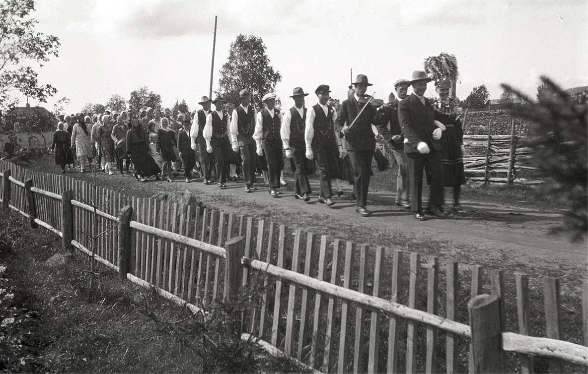 I augusti 1931 gifte sig Evald Mangs (f.1906) med Hjördis Vesterlund (f.1912). Efter brudparet kommer spelmännen Selim Kronman och Valter Enlund. Notera speciellt klädseln på bröllopsgästerna där längst bak i brudraden.