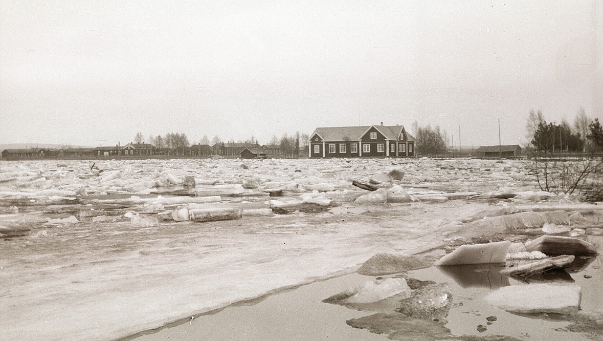 Islossningen har ofta ställt till med problem i Lappfjärd. Så här såg det ut på våren 1931 då Stensund var fullproppat med is. Ungdomslokalen syns på den södra sidan.