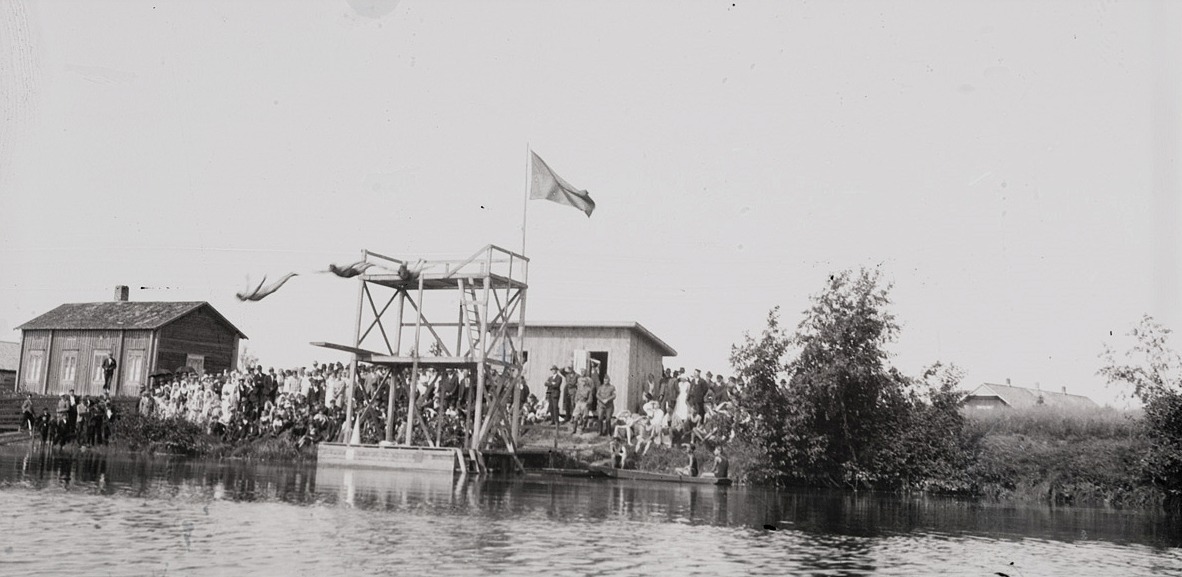 Selim Björses lyckades fånga de tre simhopparna på deras dykning mot vattnet. Till höger skymtar taket på norra folkskolan.