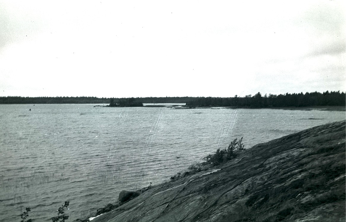 I Lillsund har isen och vattnet slipat strandklipporna till en jämn och slät strand.