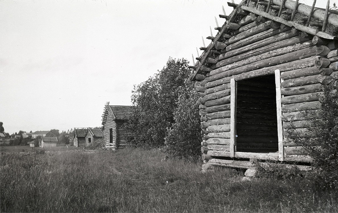 Lador längs stranden till Dagsmark Storsjö träsk uppe i Korsbäck