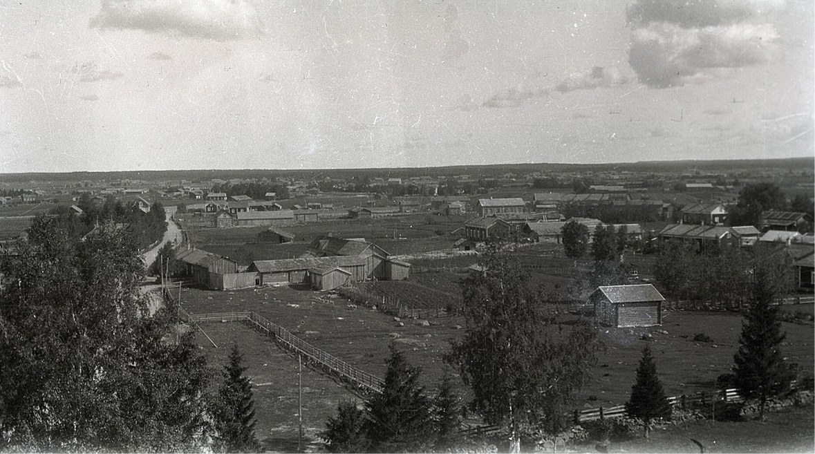 Foto från klockstapeln eller kyrktaket norrut med bland annat Bergkullagårdarna.