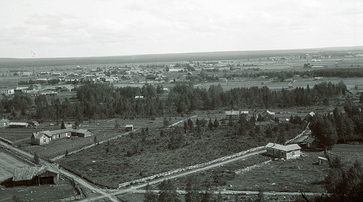 Foto från klockstapeln eller kyrktaket mot nordöst.