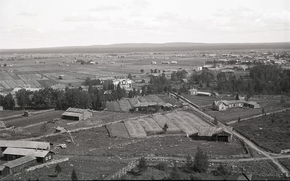 Foto från klockstapeln eller kyrktaket mot nordväst, i mitten finska folkskolan.