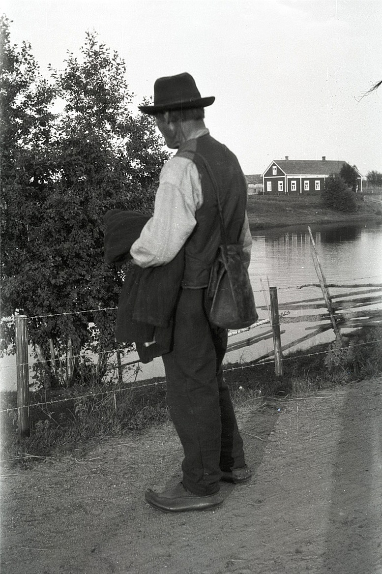 Svedar Johan, alltså Johan Asplund blickar ut över Lappfjärds å vid Åbyggändan. Till höger Mitts gamla gård, numera Lindedahls nära Flottbron.