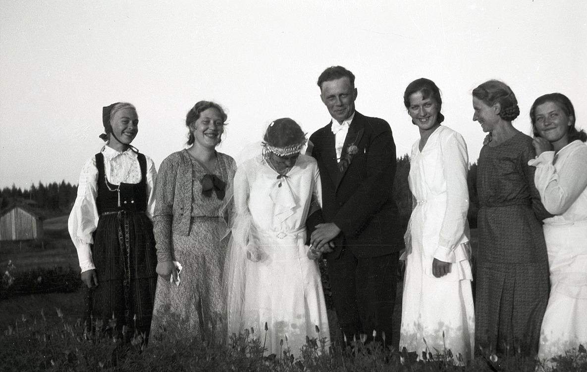 Bröllop i Träskvik då Elvi Granö gifte sig med Georg Rosenback. Brudparet omgivet av Elvis vänner och släktingar.