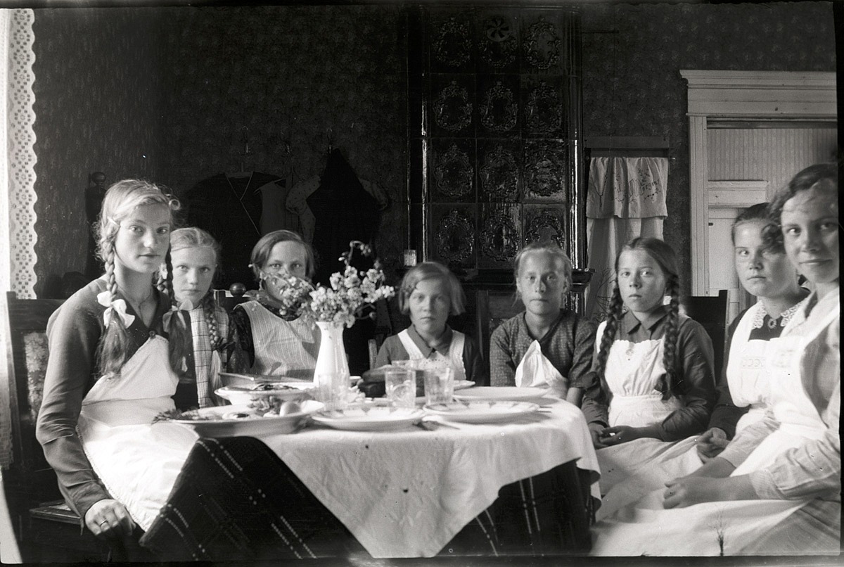 Dagsmarkflickorna på kokkurs, från vänster Verna Norrgrann, Beda Westerback, Astrid Björklund, Anna Englund, Ingeborg Krook, Helga Englund, Anna Rosenback och Lilja Nordberg.