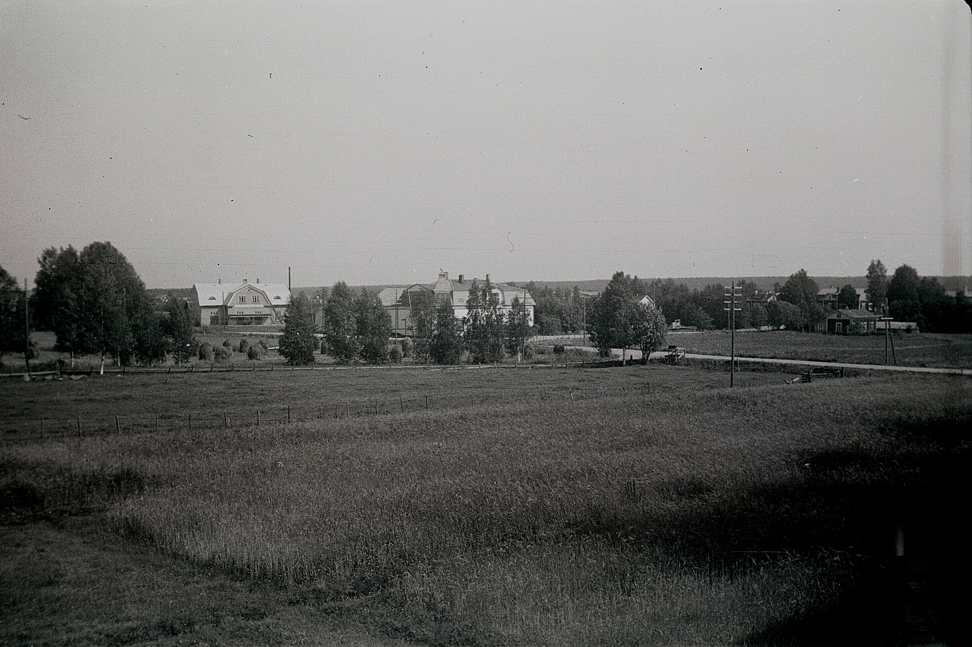 Till vänster Dagsmark Andelsmejeri byggt 1929, mitt i bild Storkull affärshus byggt 1916. Huset till höger byggde Broberg i tiderna och sedan bodde Glas-Kajs där.