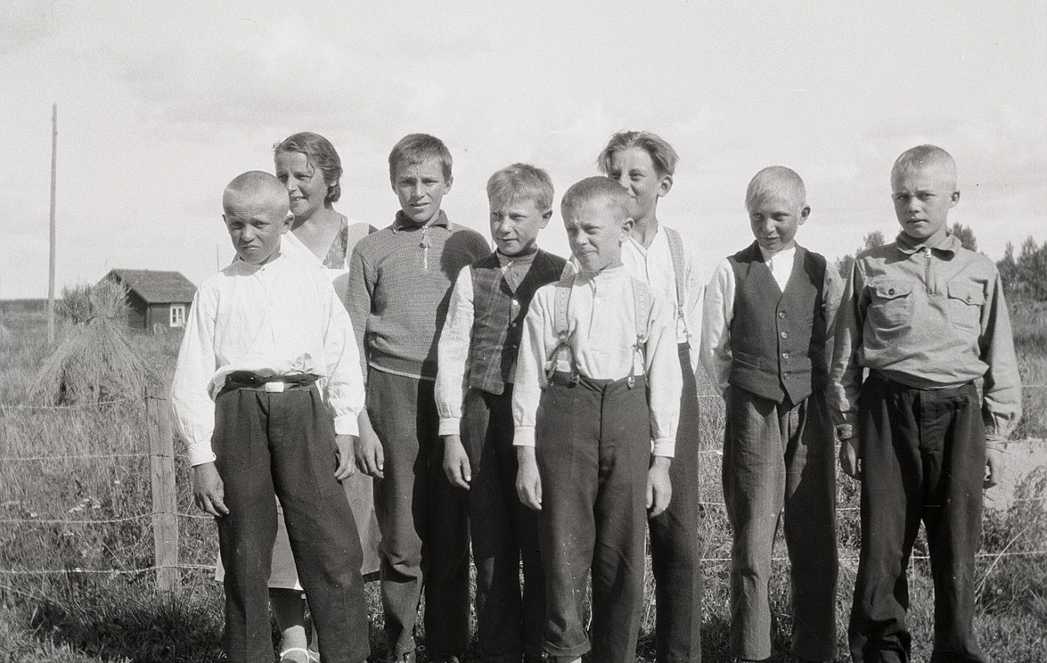 Kokkurs för pojkarna, från vänster Nils Ålgars, kursledaren Elvi Lillträsk, Nils Nygård, Elis Hellman, Sven Malm, Åke Storhannus, Helge Björklund och till höger Erik Storkull, som sedan bytte namn till Stens.