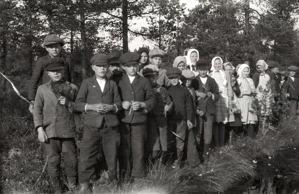 Utflykt till skjutasplanen, från vänster Gunnar Gullmes, Erik Storkull el Stens, okänd, Birger Enlund, Åke Gullmes, Gerda Skogman, Lennart Strandberg, Erik Björses, okänd, Karl Lidman, Elin Rosenback, Brynolf Ulfves, Adelse Skrivars, Tyyne Myllykorpi, Ingrid Rosenback, Gerda Rönnlund, okänd, okänd och längst till höger Georg Hagman.