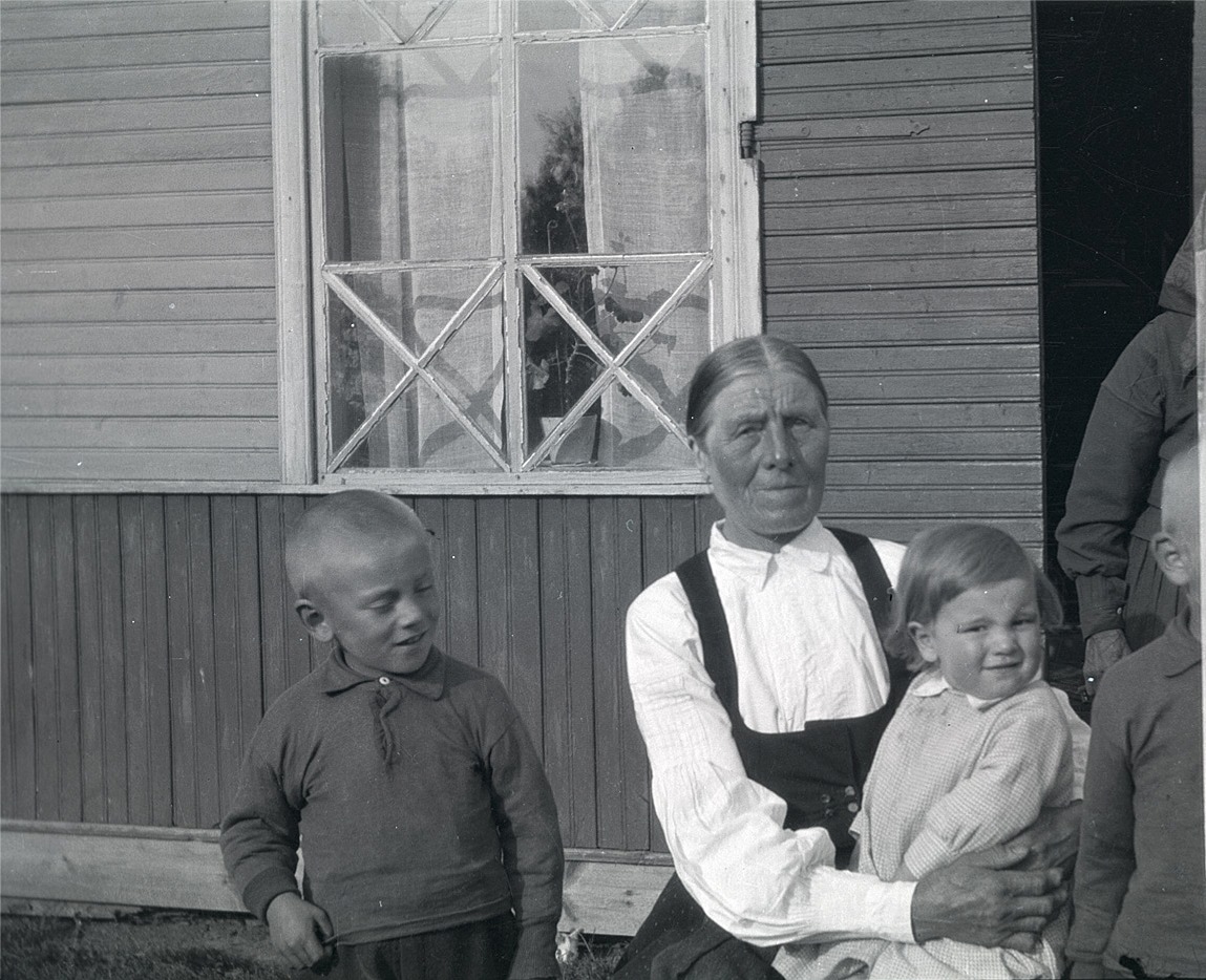 Storhannus Manda med barnen Edgar och Erik, Torsten skymtar i högra kanten.