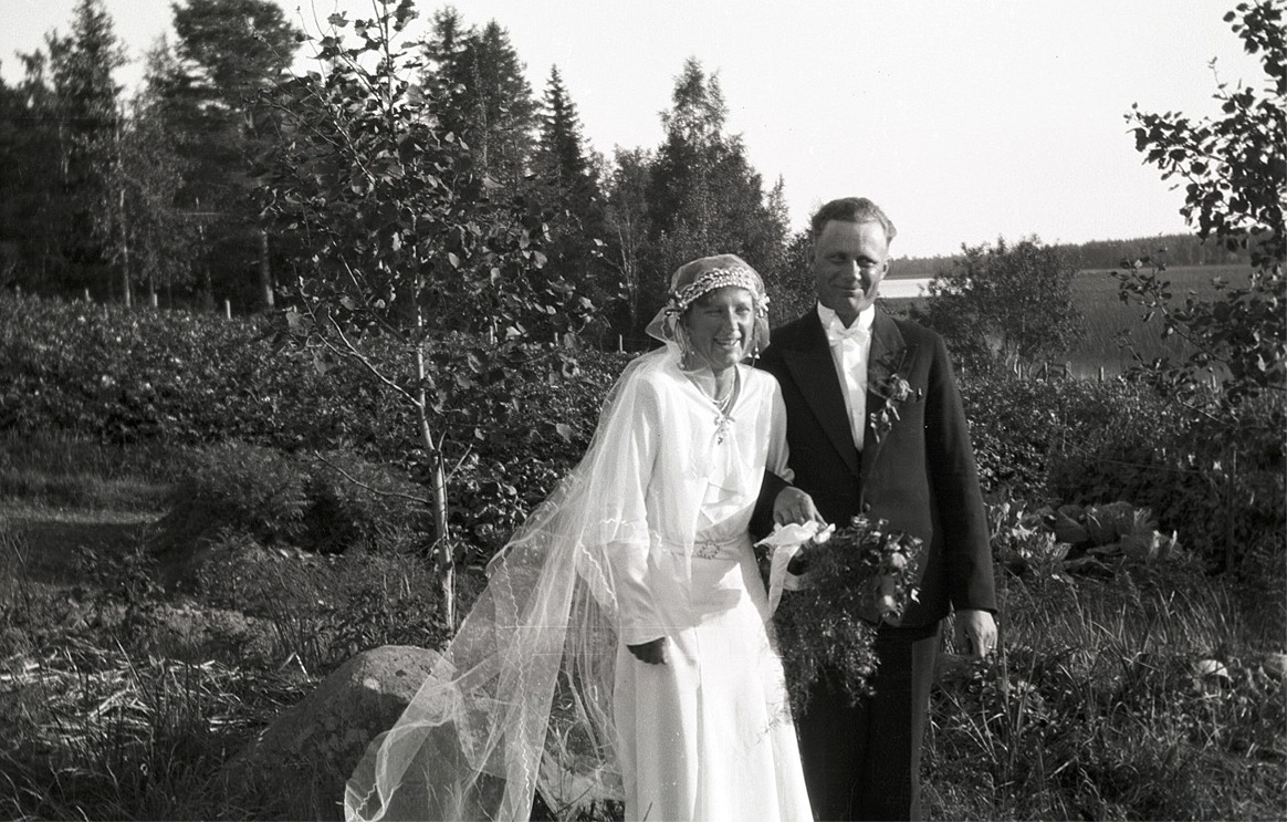 Brudparet Elvi Granö från Terjärv och Georg Rosenback från Perus gifte sig i Träskvik sommaren 1932.