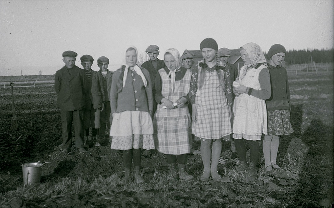 Klubbens ungdomar i Härkmeri, från vänster Lennart Åbro, okänd, okänd, Daghild Klemets, Albert Grannas, okänd, okänd, Rut Stenlund, okänd, okänd och till höger Mildred Grannas.