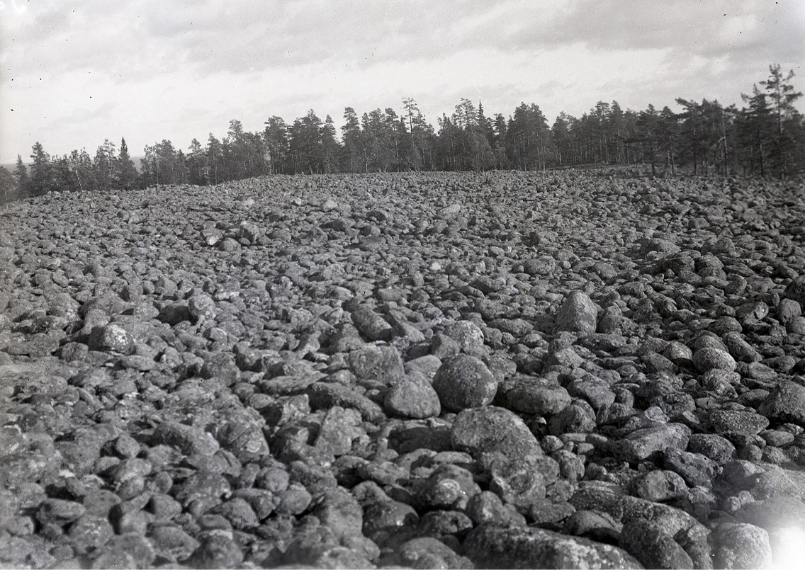 Så här såg Jungfrudansen på Bötombergen ut 1932 och den ser fortfarande likadan ut.