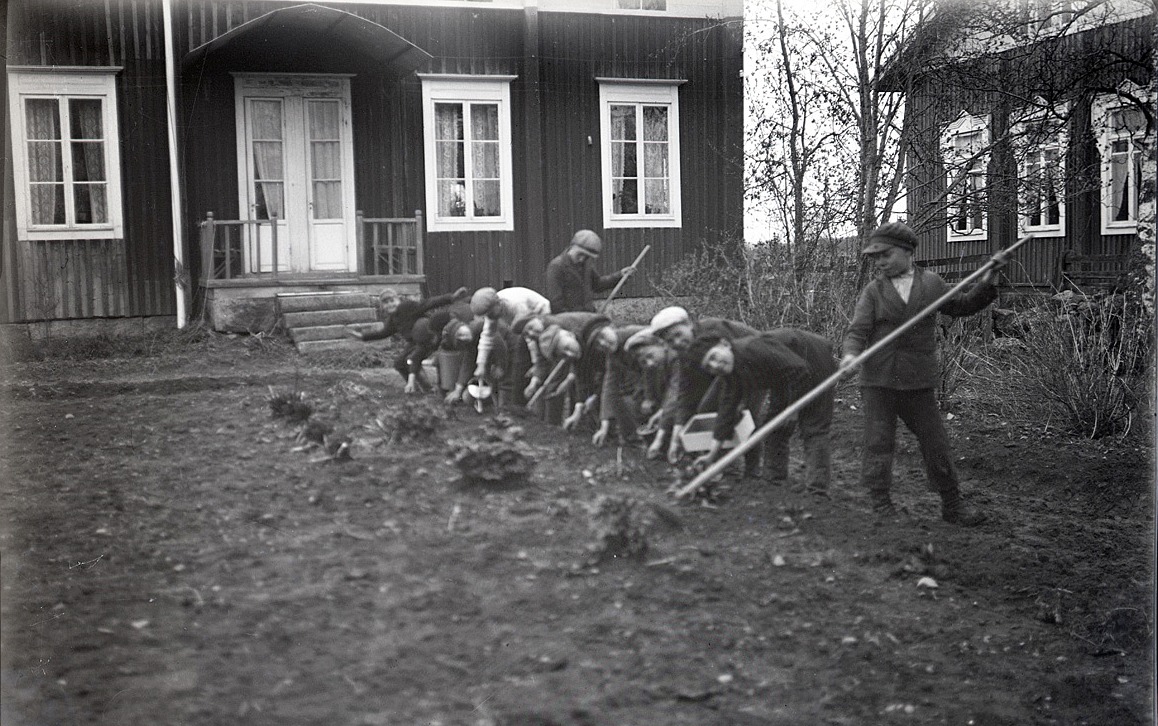 Höststädning utanför lärarbostäderna. Emmi Basts bostad till höger och Selim Björses bostad till vänster.