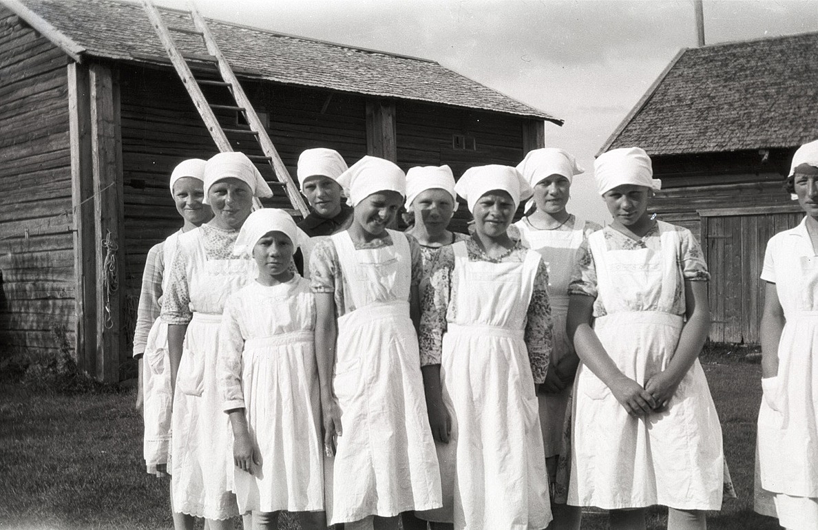 Flickor på kokkurs hemma hos Emil Ekman, från vänster Ellen Norrholm, Helmi Skogman, Anna Ulfves, Svea Ekman, Anni Enlund, Helmi Ekman, Elin Gullmes, Alice Hermans och Elin Mangs.