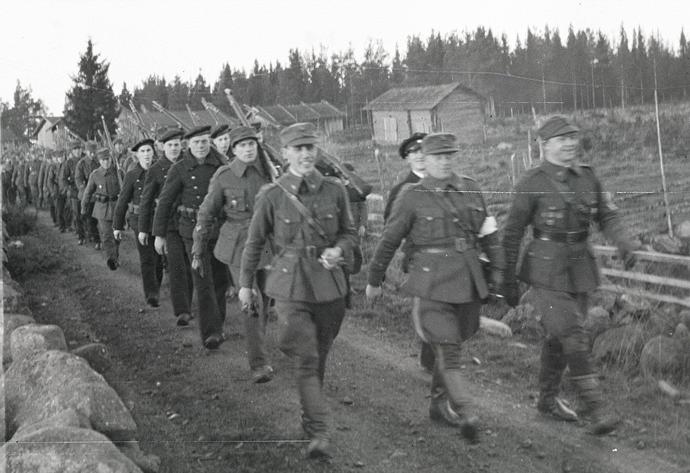 Skyddskårister på marsch i Lappfjärd, bland annat Selim Knus, Gunnar Ingves, Evert Ekman, Lennart Björses och Alvar Björklund.