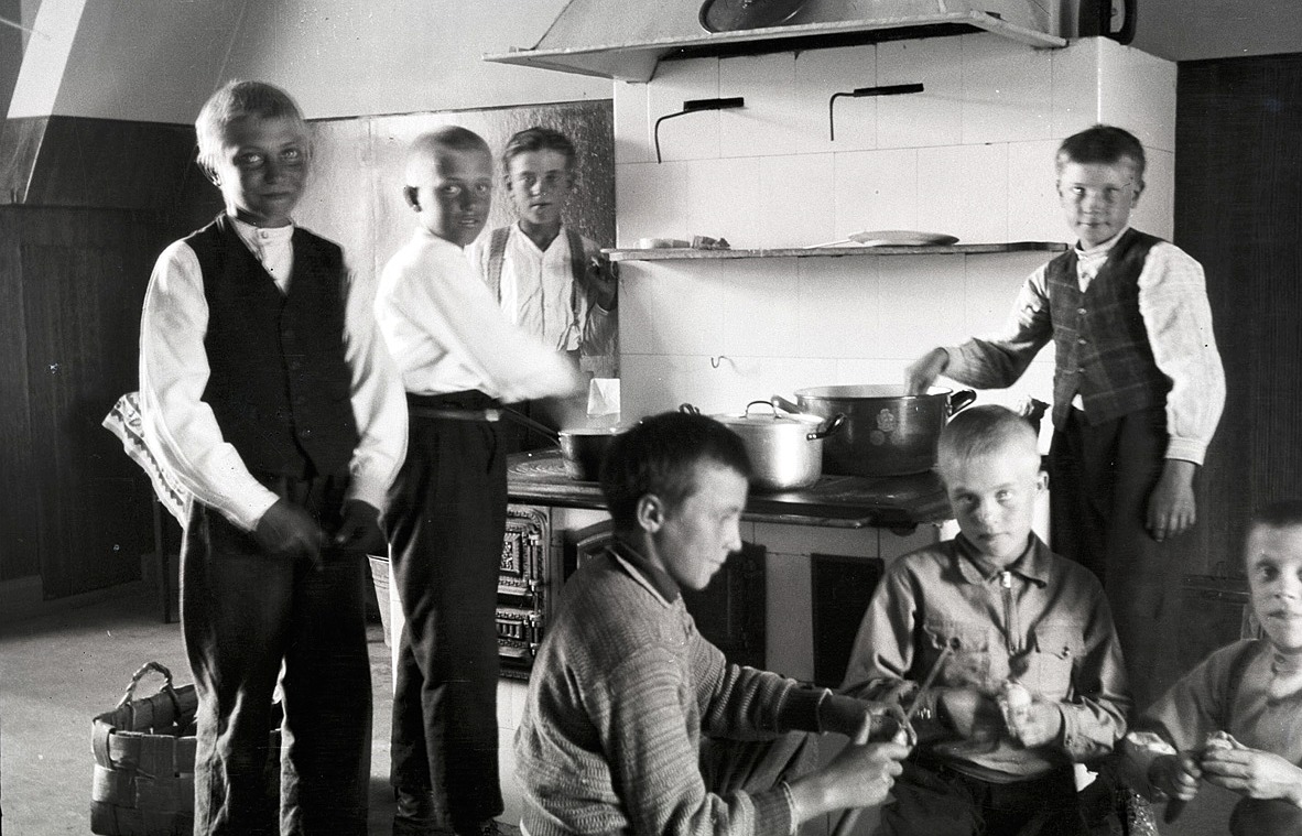 Pojkarnas kokkurs hemma hos Axel Lillträsk, från vänster Helge Björklund, Nils Ålgars, Åke Storhannus, okänd, Erik Storkull, senare Stens och Elis Hellman.