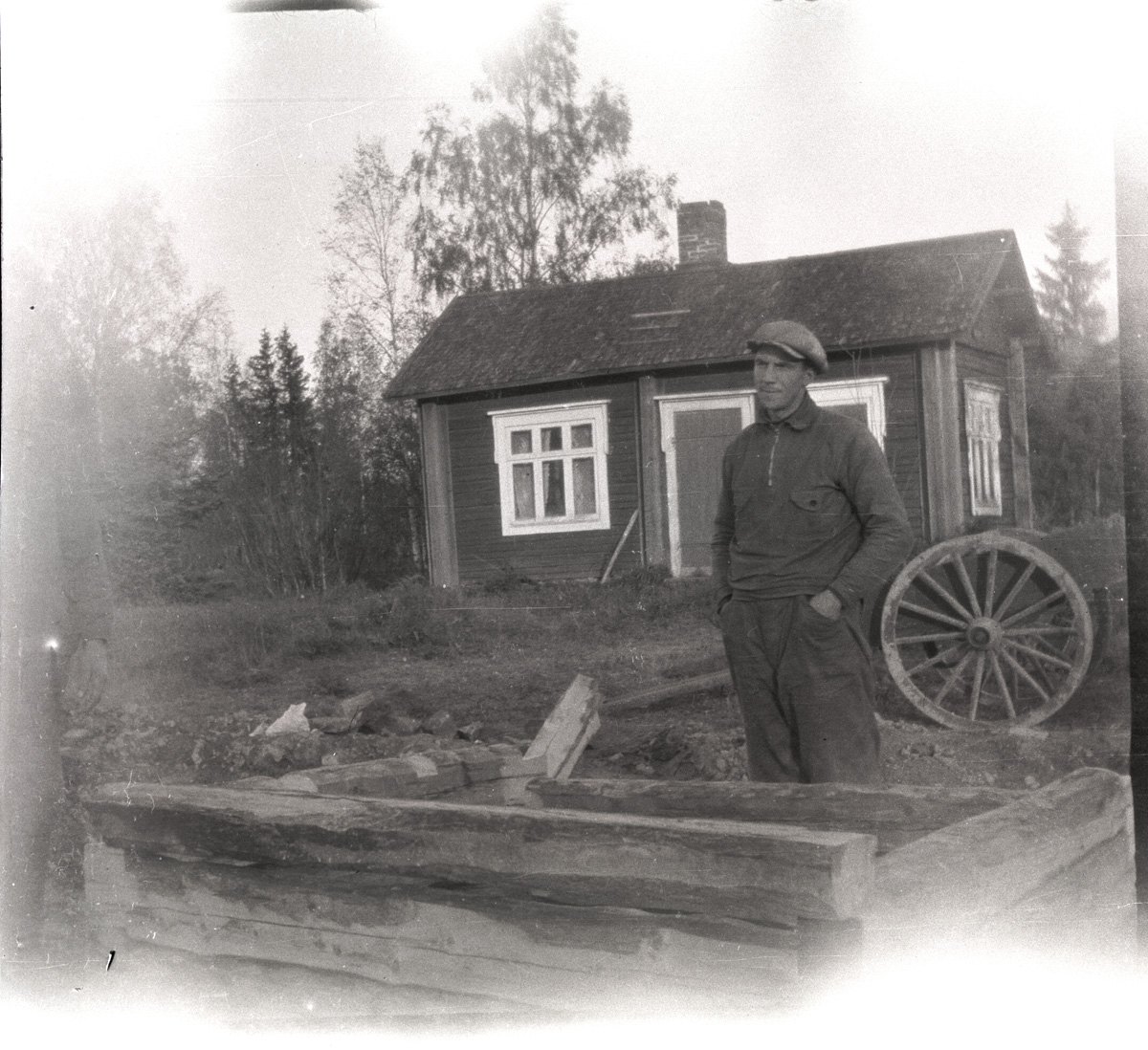 Det är "brånnstimrotid", högsommar. Här håller Selim Kronman på och timrar ihop en för den södra folkskolan.