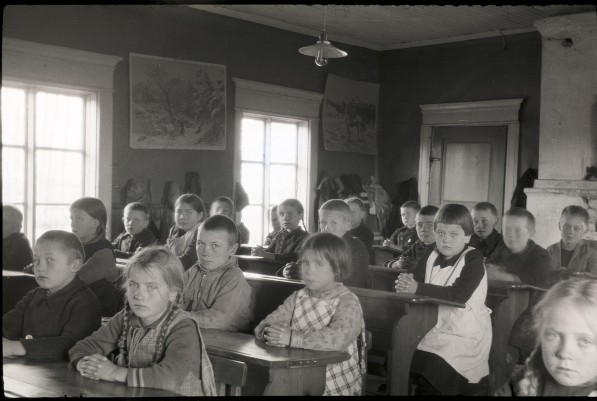 Så här vackert sitter barnen i den lägre folkskolan, eller småbarnsskolan som den kallades. Flickan till vänster längst fram är Karin Knus, som sedan gifte sig med Magnus Mangs från Tjöck.