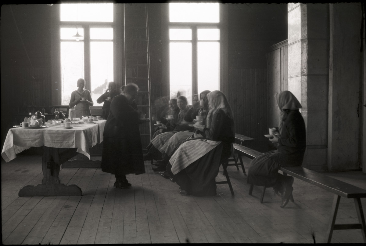 Här är det invigningskaffe i slöjdsalen, eftersom den nya småbarnsskolan just blivit färdig, då södra folkskolan byggdes ut med en vinkel. Värdinnan är Emmi Bast och här sitter från vänster Lundas Olga, alltså Olga Ulfves, Olivia Björklund, Alvina Ingves och Hulda Malm.