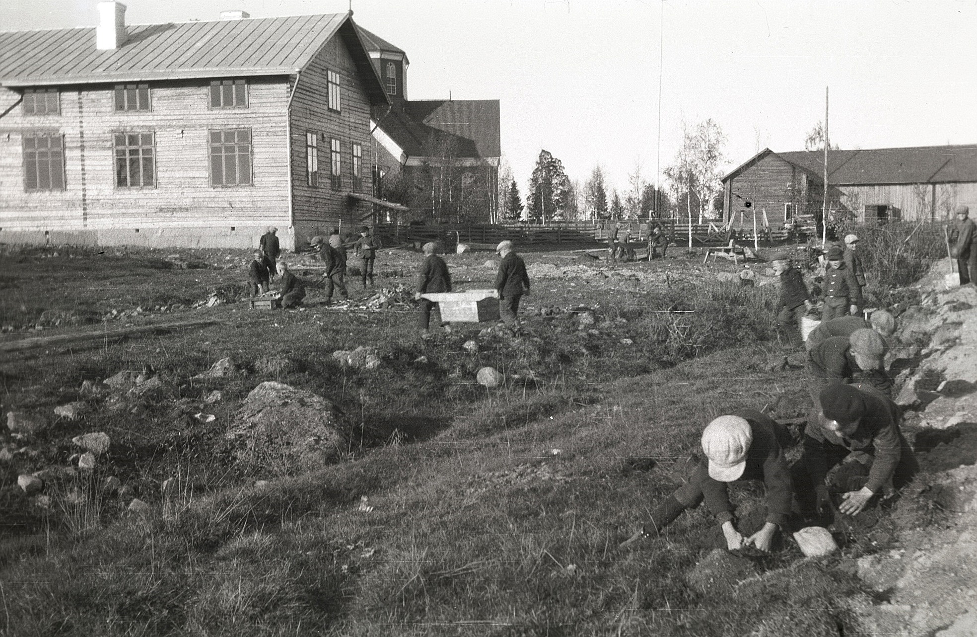 Skolan använde den egna, billiga arbetskraften för att förstora gårdsplanen vid utvidgningen av skolbyggnaden.