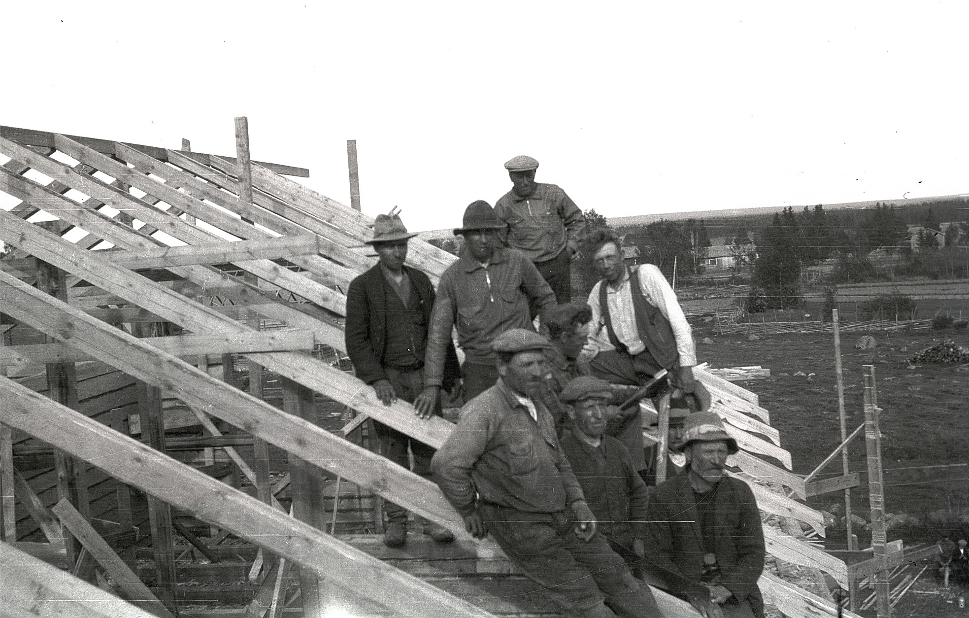 Sommaren 1933 höll Erland Krook och hans mannar på med takkonstruktionen på södra skolans tillbyggnad.