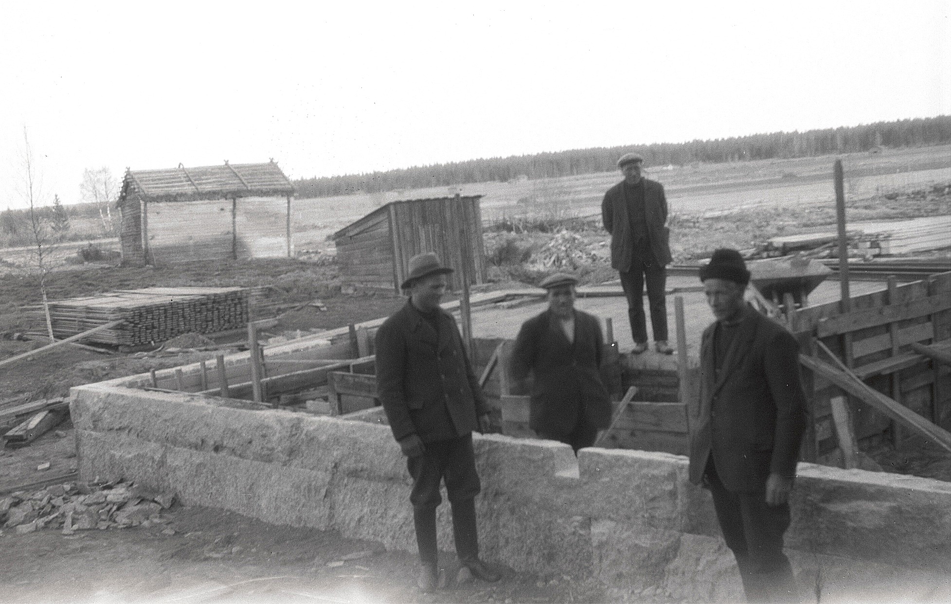 Stenfoten är lagd på tillbyggnaden vid södra folkskolan i Lappfjärd och den granskas här av Karl Knus och Emil Ekman till vänster. Längst bak står entreprenören Erland Krook och till höger står fullmäktigeordförande Viktor Rosenstedt.