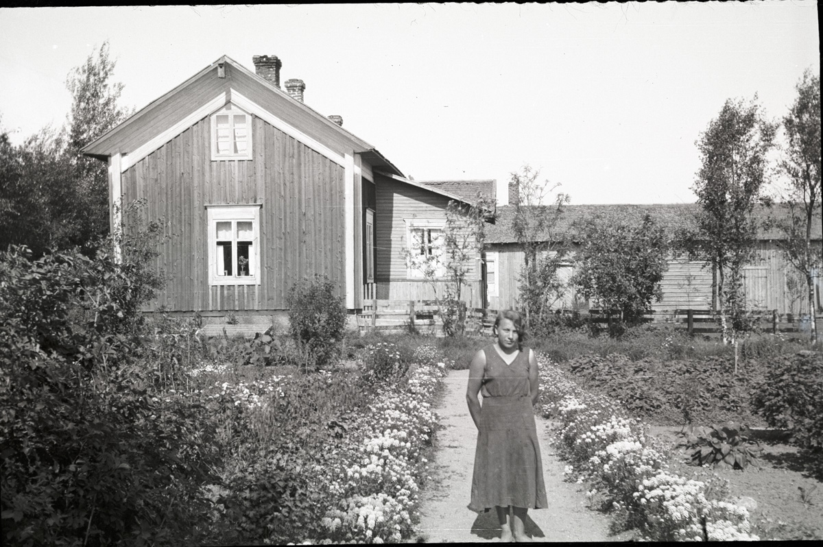 Tyra Ingves i sitt klubbland vid hemgården.