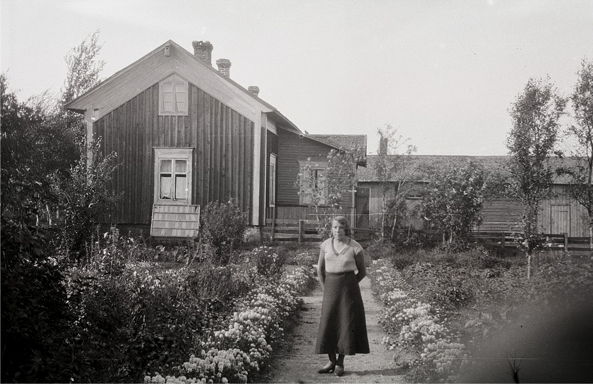 Tyra Ingves var Selim Björses högra hand inom klubbverksamheten i Lappfjärd, här står hon i sin egen hemträdgård.