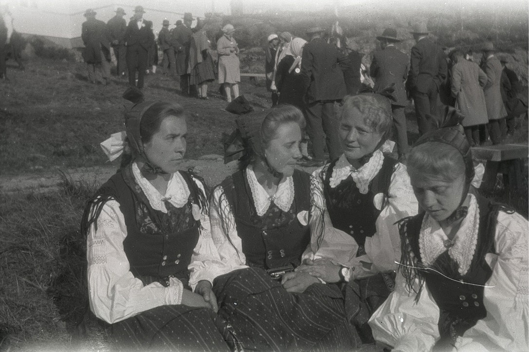 Lappfjärdsflickor i folkdräkt vid en fest på lokalin, från vänster Hjördis Landgärds, Hildegard Landgärds, Adele Knus och Elin Klåvus.
