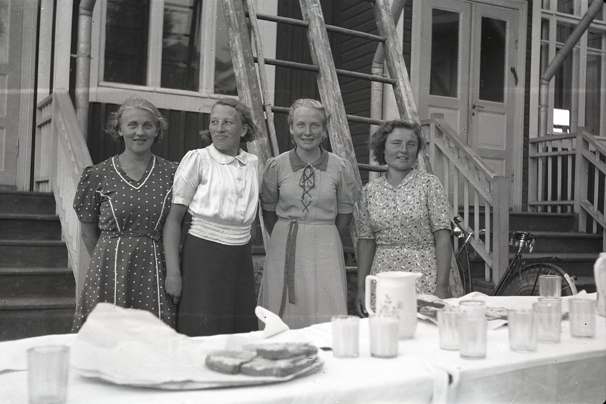 Ingeborg Ålgars, Tyra Ingves, Greta Ebb och Gerda Skogman har skött serveringen utanför södra folkskolan.