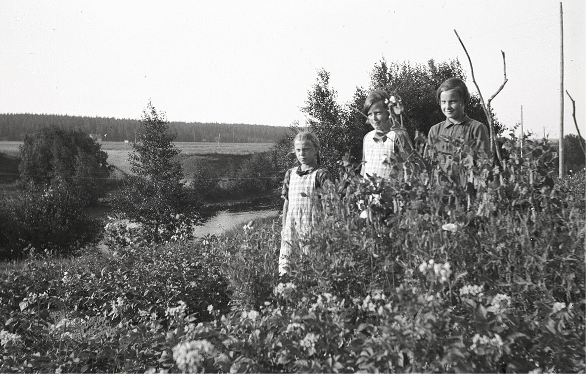 Till vänster Ellen Westerback i sitt klubbland på Brobackan i Dagsmark. I mitten Lilli Eklund och till höger Else Rosenback.