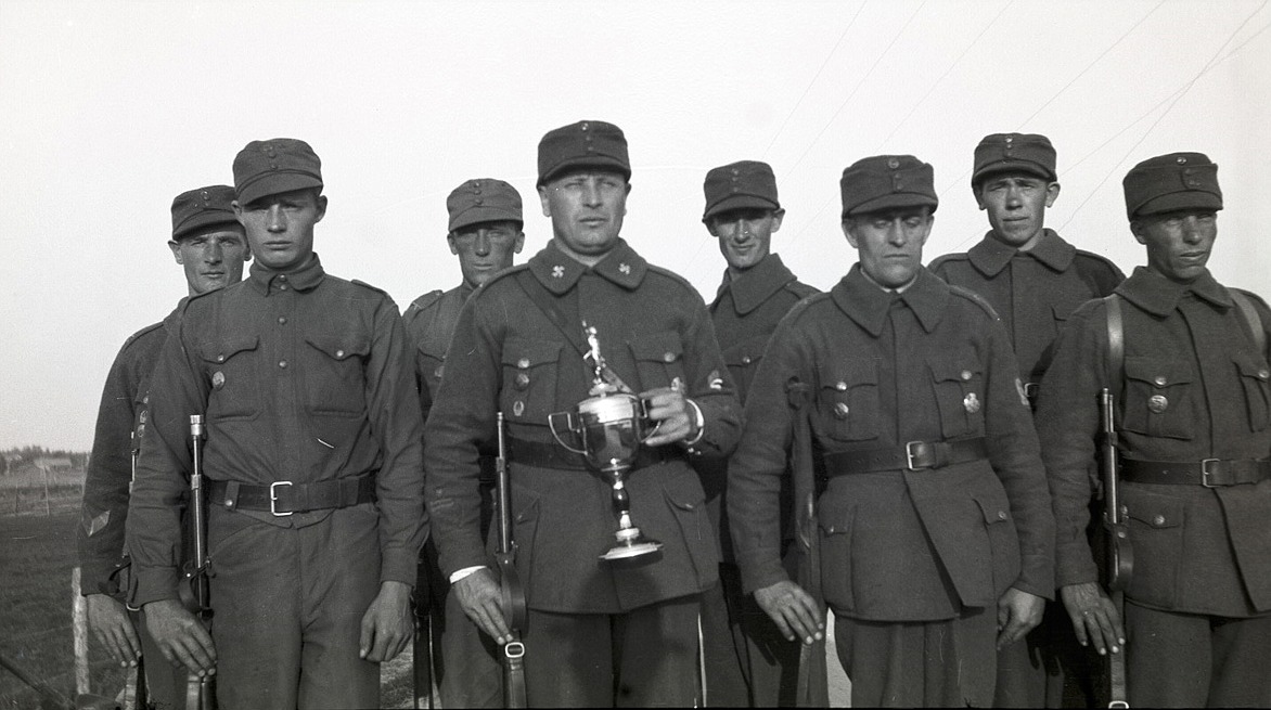 Med detta lag vann Lappfjärds skyddskår distriktsmästerskapet i skytte år 1934, från vänster Artur Björses, Eskil Hoxell, Emil Strandkull, Selim Björses med vinstpokalen, Arvid Björses, Artur Rosengren, Bertel Ekman och Leander Nyholm.