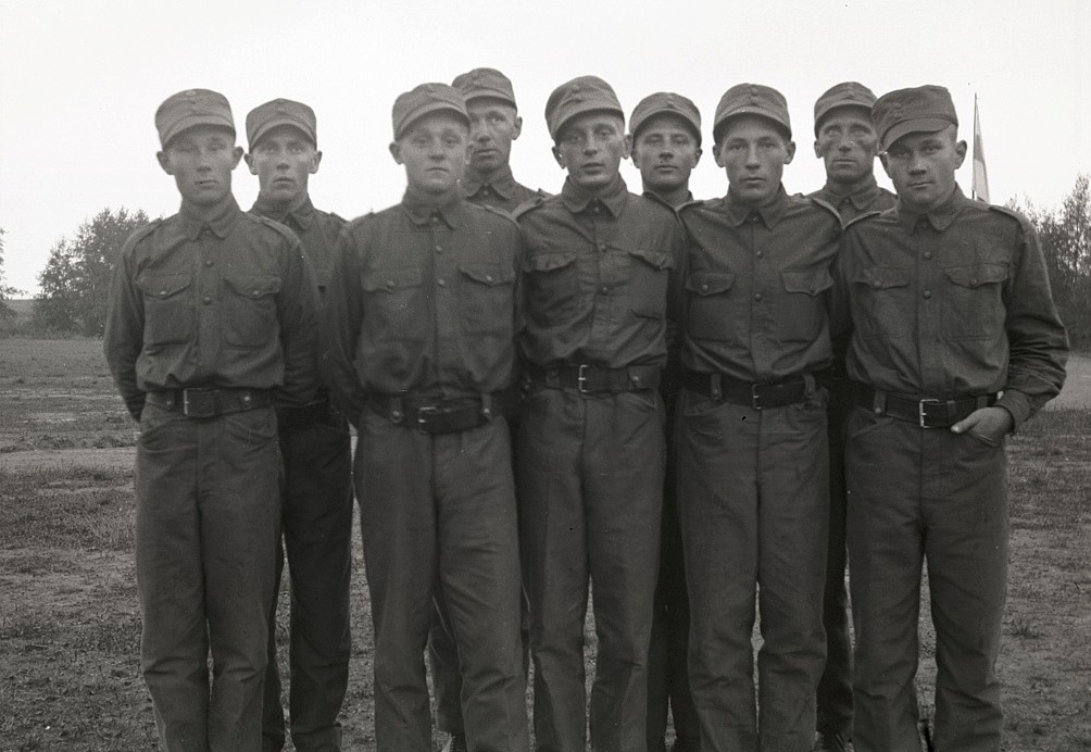 Skyddskårens bobollslag som vann distriktsmästerskapet 1934, från vänster Sampo Käpylä, Keijo Komsi, Ragnar Nissander, Gösta Klåvus, Börje Engblom, Hemming Ådjers, Nils Jossandt, Emil Strandkull och Eino Honko.