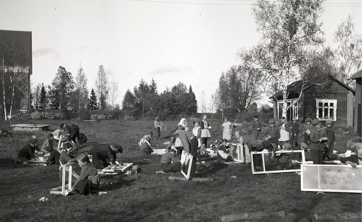 Alla elever är med och tvättar fönstren på södra folkskolan.